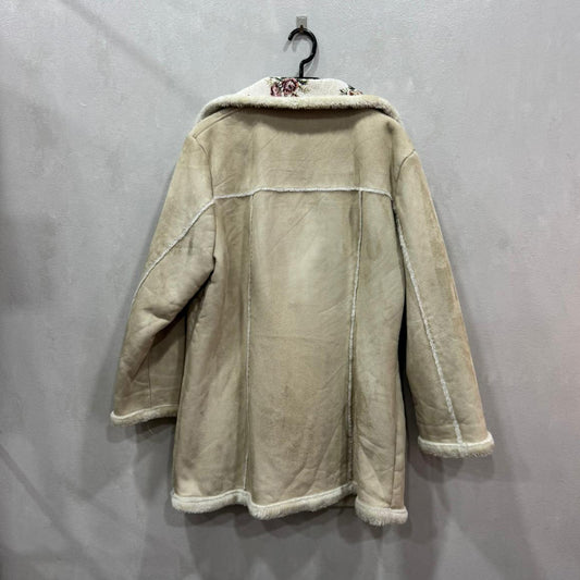 Casaco Bege com Forro de Pelo e Bordados Florais – Tamanho Único