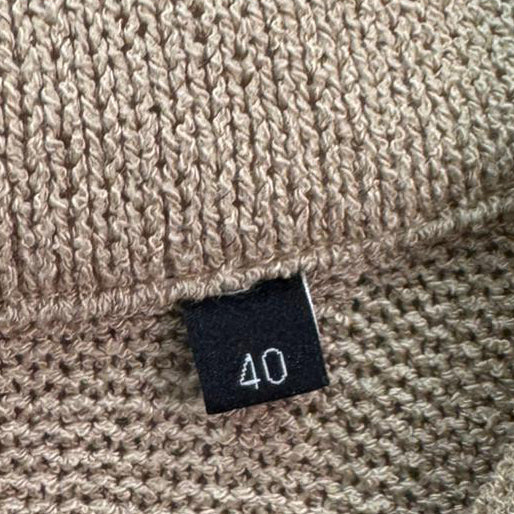 Malha Bege Com Gola Aberta – Tamanho 40 – Grade A