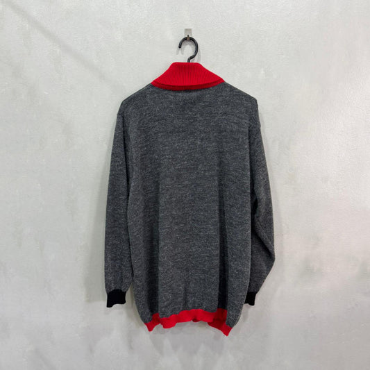 Camisola Cinza com Gola Alta Vermelha Bordada – Tamanho Único – Grade A