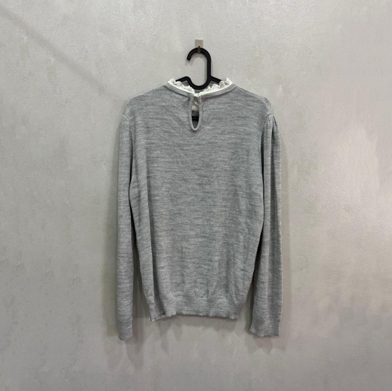 Camisola Cinza em Malha com Detalhe Rendado na Gola – Tamanho Único