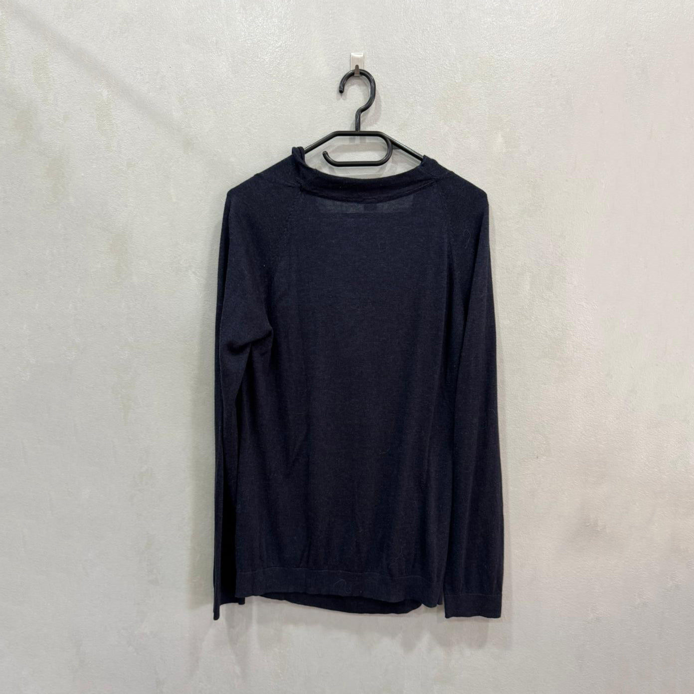 Camisola Preta em Malha com Decote Envolvente – Tamanho Único