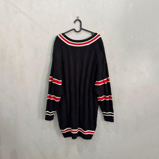 CAMISOLA PRETA ESTILO VARSITY — TAMANHO ÚNICO