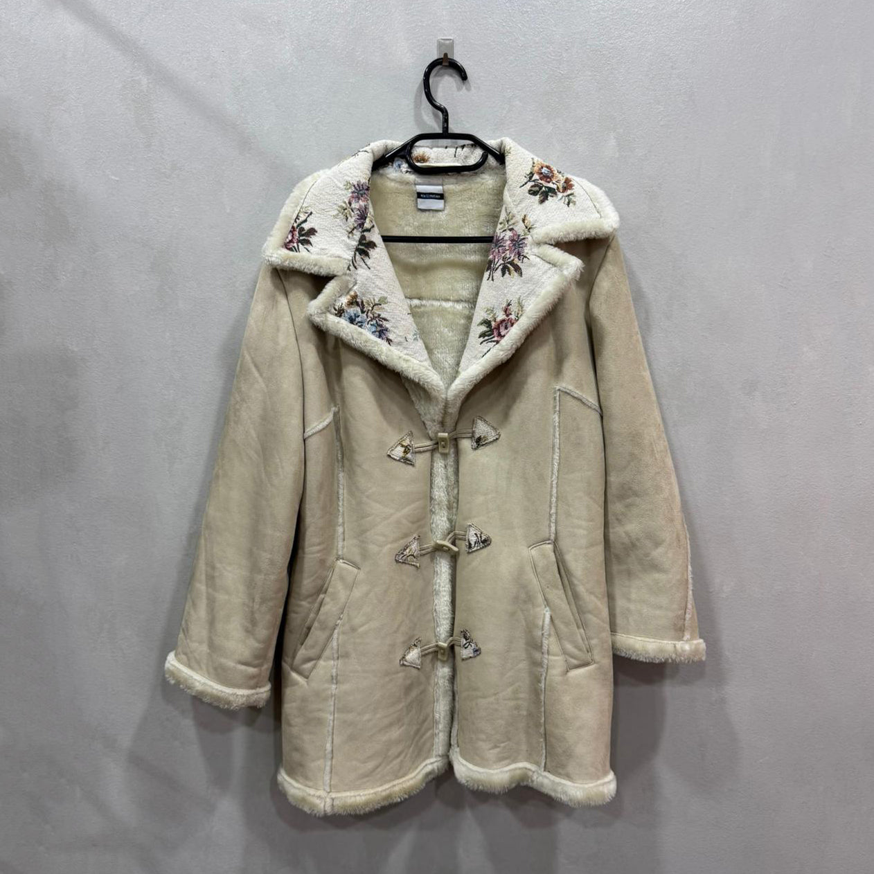 Casaco Bege com Forro de Pelo e Bordados Florais – Tamanho Único