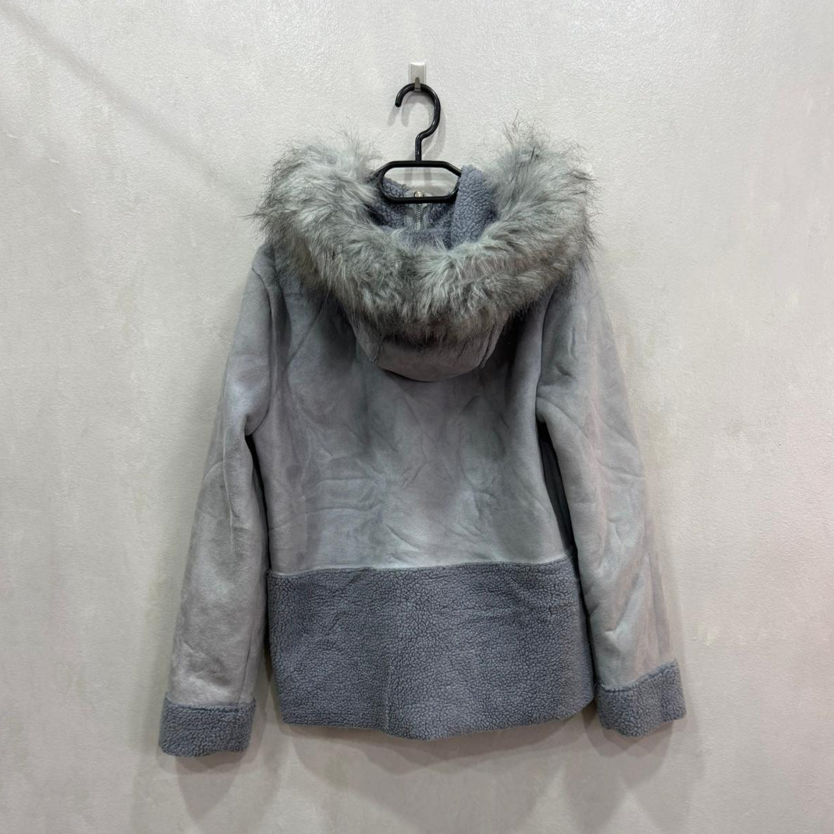 Casaco Cinzento Primark com Capuz – Tamanho 40