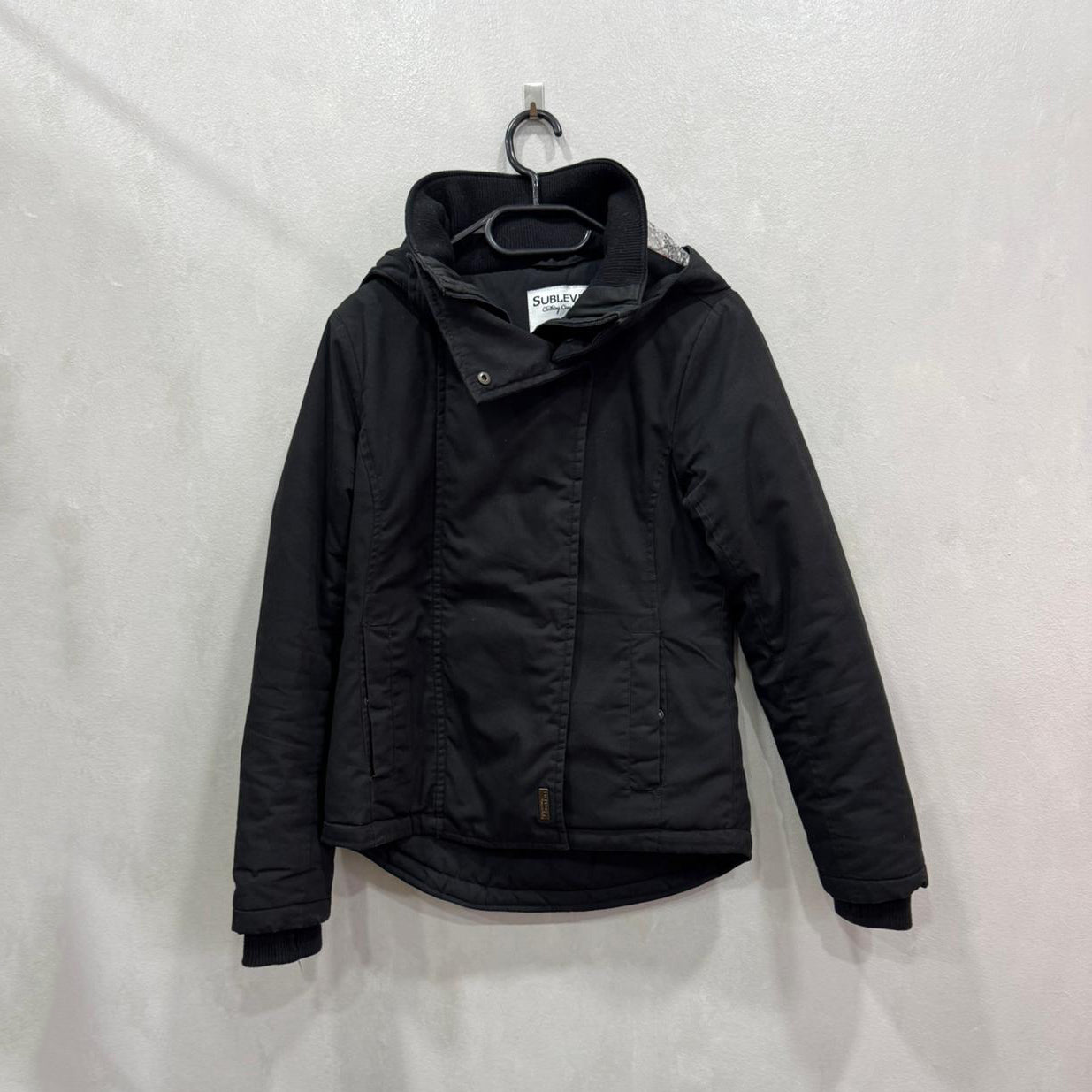 Casaco Sublevel Preto com Capuz – Tamanho Único