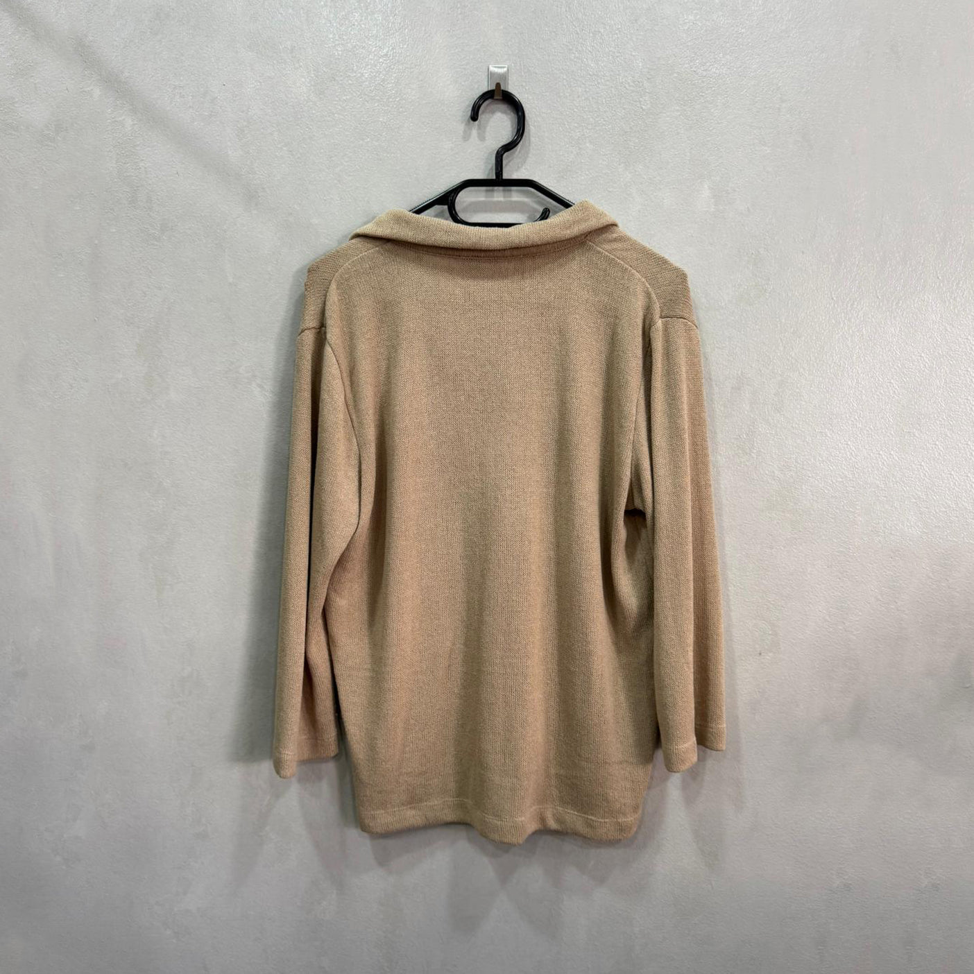 Malha Bege Com Gola Aberta – Tamanho 40 – Grade A