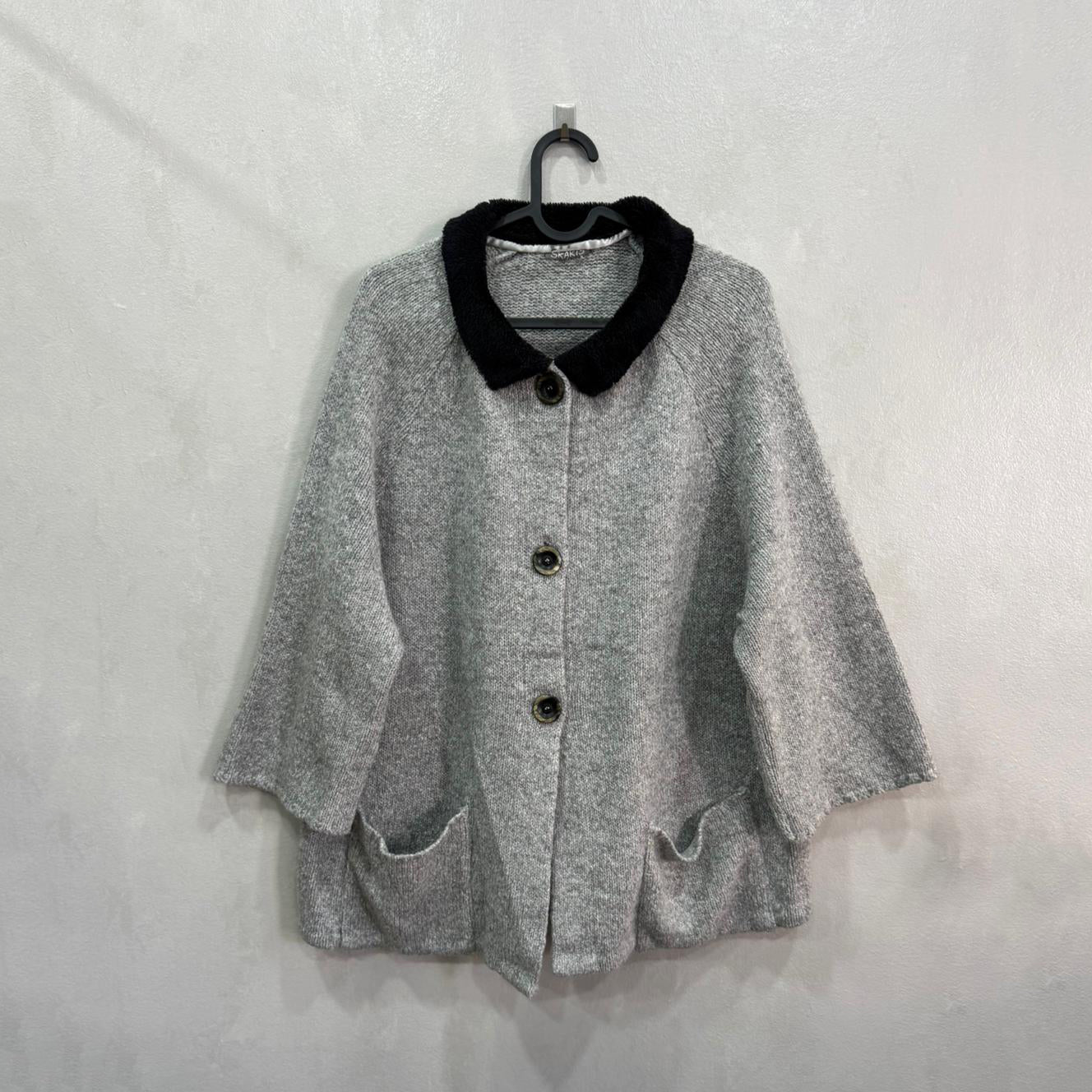 Casaco Cinza Com Gola Preta – Tamanho Único – Grade A