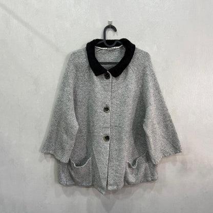 Casaco Cinza Com Gola Preta – Tamanho Único – Grade A
