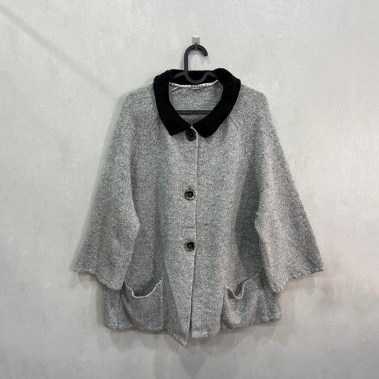 Casaco Cinza Com Gola Preta – Tamanho Único – Grade A