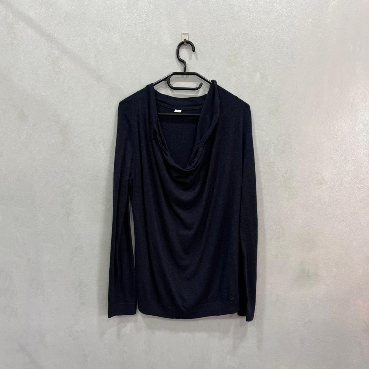 Camisola Preta em Malha com Decote Envolvente – Tamanho Único